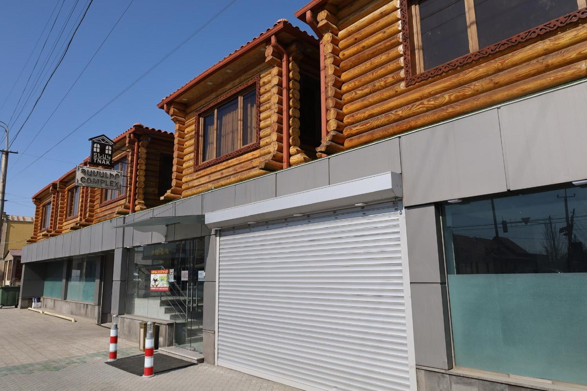 Tnak Hotel Jerevan Exteriör bild